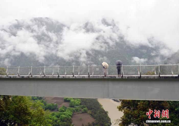 云南怒江大峡谷“五一”吸引游客自驾游