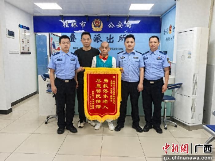 暴雨凌晨搭人梯 桂林民警徒手救起落水老人