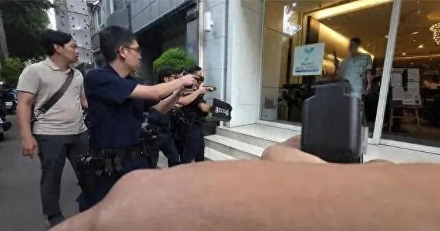 43岁台湾教授持刀闯入音乐教室，砍杀连襟20余刀致死，警察连开4枪击中双腿