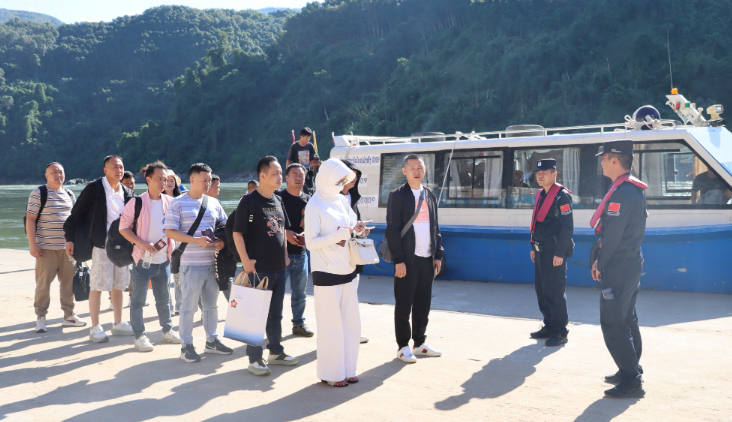 关累港口岸恢复客运通关后首批免签旅客入境