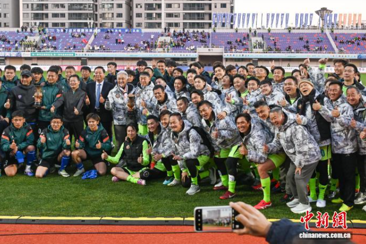 香港明星足球队走进云南昆明举行友谊赛