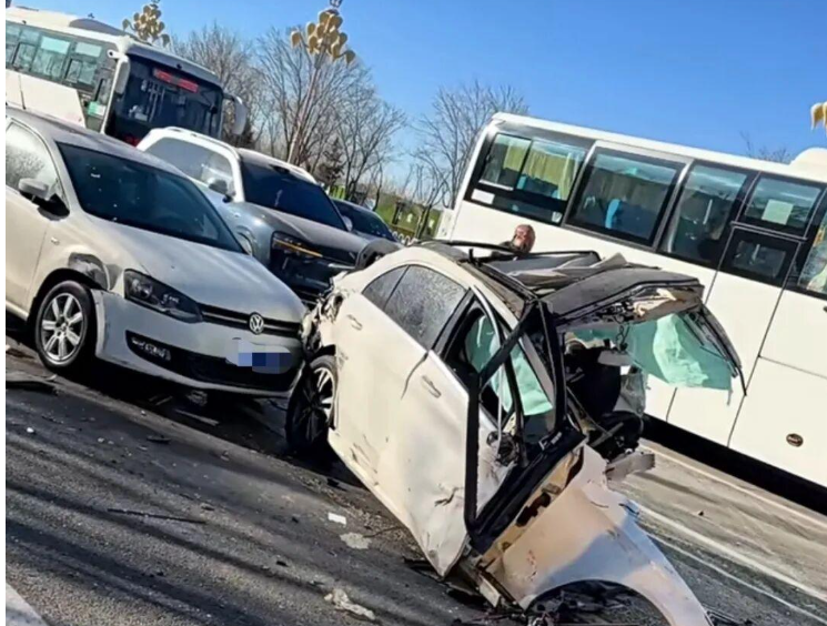 一辆轿车撞倒路灯杆后解体，鄂尔多斯交警通报：驾驶人雷某某死亡，无其他人员伤亡