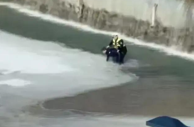 山西一男子酒驾被查跑至结冰河面，交警追逐时男子不慎落水；当地回应：人已救起，交由交警处置