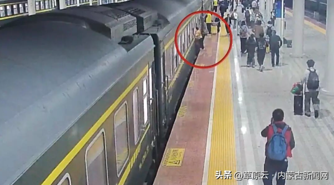 惊险！4岁女童不慎跌落站台缝隙，众人30秒快速救援