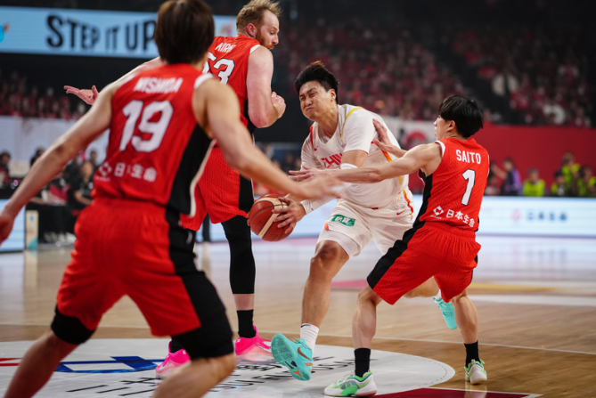 背水一战拿下！中国男篮客场战胜日本队